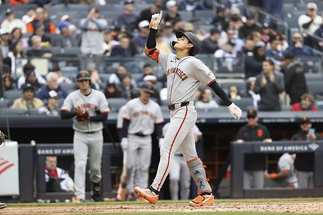 홈런을 친 후 기뻐하는 이정후. AP연합뉴스
