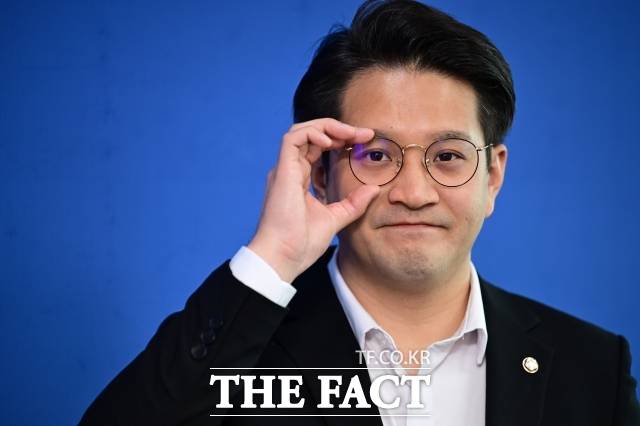 전용기 더불어민주당 의원은 사이버렉카의 정보 공개를 핵심으로 하는 이른바 '뻑가 방지법'의 입법을 추진한다. <더팩트>와 만난 전 의원은 "법의 사각지대에서 생기는 사회적 문제를 바로잡는 것이 국회의원의 역할"이라고 강조했다. /남윤호 기자