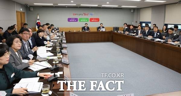 이응우 계룡시장이 14일 시청 상활실에서 확대간부회의를 주재하고 있다./계룡시