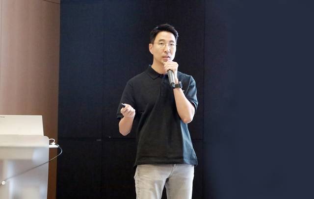 김민표 두산로보틱스 대표가 최근 경기 성남 분당두산타워에서 열린 타운홀 미팅에서 회사 방향성과 비전을 공유하고 있다. /두산로보틱스