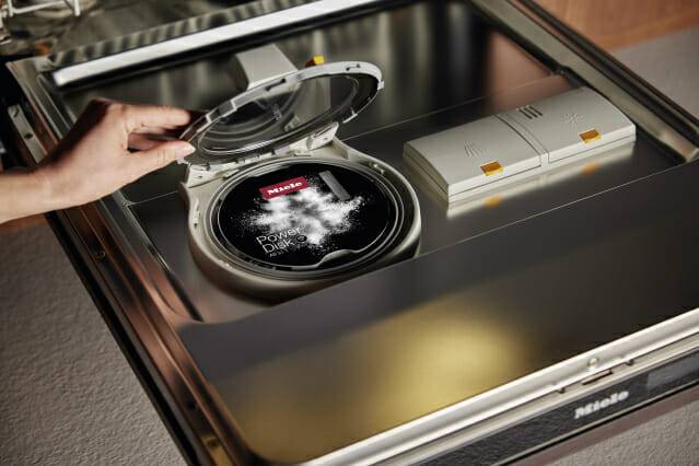 세제를 자동으로 투입하는 장치 오토도스와 전용 세제 파워디스크 (사진=밀레코리아)