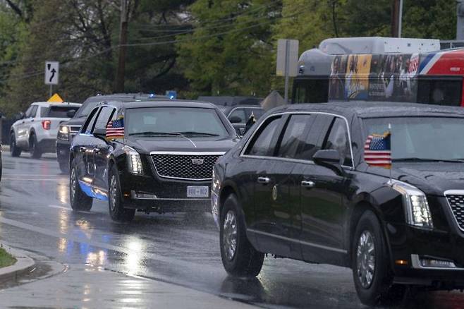 도널드 트럼프 대통령를 태운 차량 행렬. 위 기사 내용과 관련 없음. AP연합뉴스