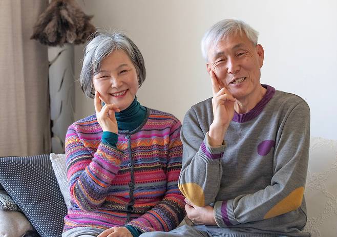 서울 평창동 자택에서 만난 조훈현 정미화(왼쪽) 부부가 바둑을 둘 때 손가락으로 턱을 괴는 조9단특유의 버릇을 흉내내며 활짝 웃었다. 백발의 남편은 지금도 아내 생일에 장미꽃을 선물한다. /이태경기자
