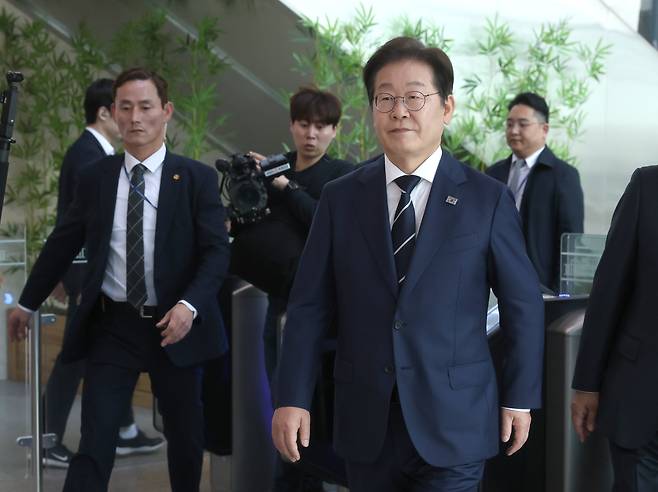 제21대 대통령선거에 출마를 선언한 이재명 더불어민주당 전 대표가 11일 오전 서울 여의도 국회 소통관에서 비전 및 캠프 인선을 발표를 마친 후 기자회견장을 나서고 있다. /뉴스1