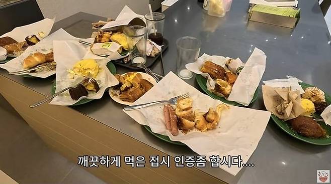 9900원 빵 뷔페 퇴식구에 먹다 남은 빵들이 가득 놓여 있다. /유튜브 '독거또랭이'