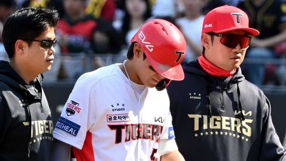 지난 3월 22일 광주KIA챔피언스필드에서 열린 NC와 KIA의 개막전, 3회말 KIA 김도영이 안타를 치고 1루에 나서다 다리통증을 호소하며 교체되고 있다. /허상욱 스포츠조선 기자