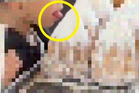 한 아이가 빵집에서 진열된 빵에 혀를 갖다대고 있는 모습./온라인 커뮤니티 캡처