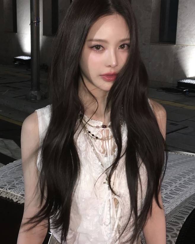 인스타그램 @izna_offcl