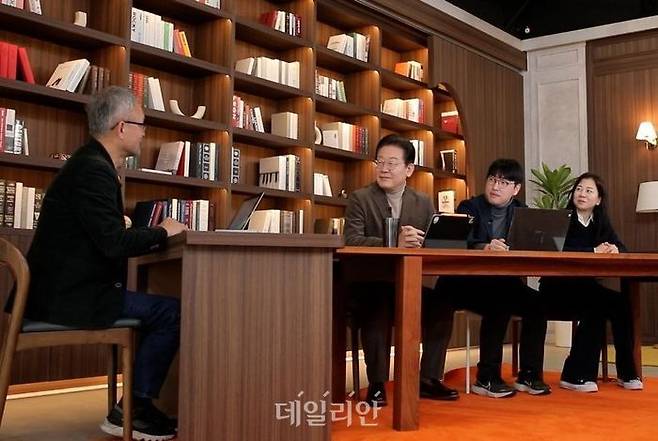 이재명 더불어민주당 전 대표가 3월 2일 민주연구원 집단지성센터의 국민 참여 프로젝트인 '모두의질문Q'에서 'AI와 대한민국, 그리고 나'를 주제로 한 대담을 하고 있다. ⓒ더불어민주당 제공