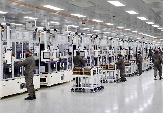미국 조지아주 커머스시에 있는 SK배터리아메리카(SKBA) 공장 내부 모습. 이 공장이 만들어낸 일자리는 2600개로 커머스시 인구의 3분의 1에 해당하는 수치다. SK온 제공