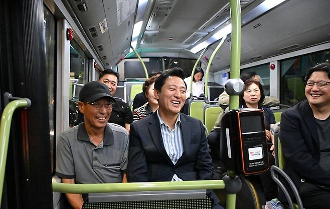 오세훈 서울시장이 새벽 4시 광장시장 중앙정류소에서 새벽동행 자율주행버스에 탑승해 이른 새벽 직장으로 출근하는 시민들과 대화를 나누고 있다.
