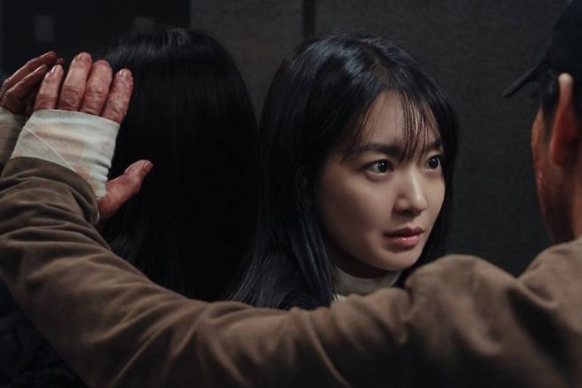 넷플릭스 오리지널 시리즈 '악연' 속 신민아. 지난 4일 공개 후 넷플릭스 글로벌 톱10 시리즈(비영어) 부문 5위, 세계 37개국 넷플릭스 톱10에 올랐다. 넷플릭스 제공