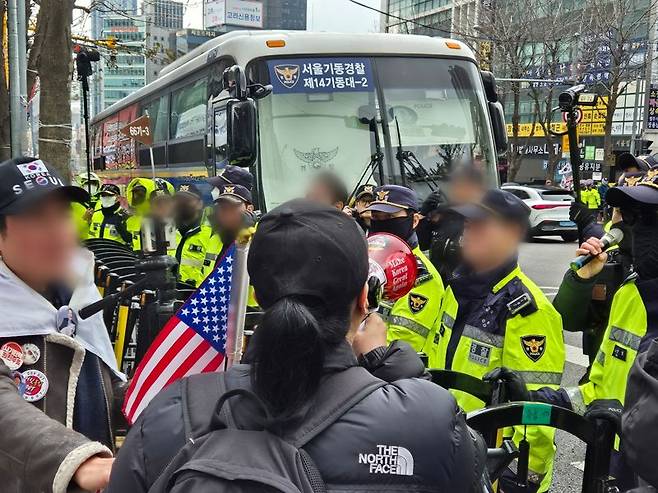 14일 서울 서초구 소재 서울중앙지방법원 건너편 인도에서 윤석열 전 대통령 지지자와 경찰들이 대치하고 있다. 사진=김예지 기자
