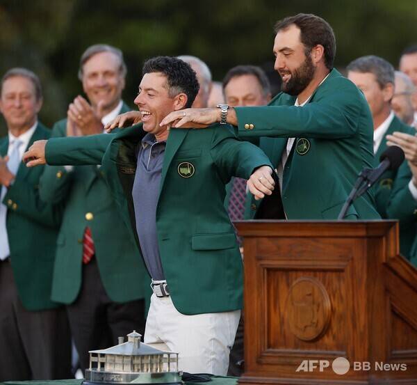 2025년 미국프로골프(PGA) 투어 메이저 대회 마스터스 토너먼트에서 저스틴 로즈와 연장전 끝에 우승을 차지한 로리 맥길로이가 커리어 그랜드 슬램을 달성했다. 사진은 2024년 마스터스 우승자인 세계랭킹 1위 스코티 셰플러가 2025년 우승자인 로리 맥길로이에게 그린 재킷을 입혀 주고 있다. 사진제공=ⓒAFPBBNews = News1