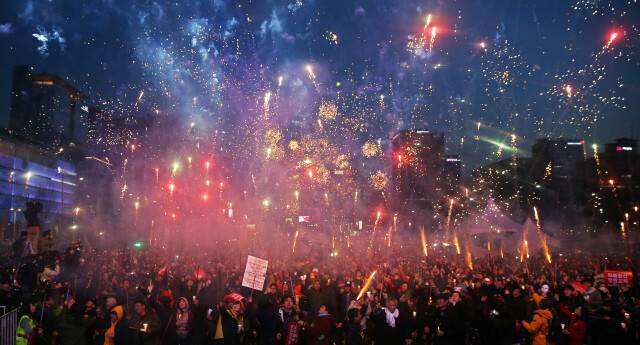 헌법재판소가 박근혜 대통령 파면을 결정한 뒤 2017년 3월 11일 오후 서울 광화문광장에서 열린 집회에서 시민들이 축포를 터뜨리고 있다. 한겨레 자료사진