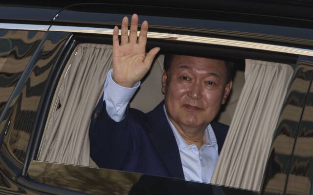 윤석열 전 대통령이 4월 11일 오후 서울 용산구 한남동 관저를 떠나며 지지자들에게 인사하고 있다. 공동취재사진