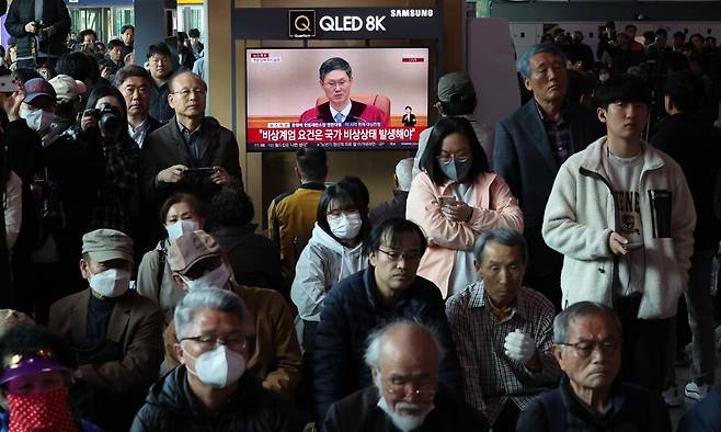 지난 4월 4일 오전 서울역에서 시민들이 윤석열 대통령 탄핵 선고 방송을 지켜보고 있다. 헌법재판소는 이날 재판관 8명 전원 일치로 윤 대통령 파면을 결정했다. 정용일 선임기자 yongil@hani.co.kr