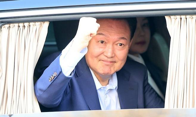 윤석열 전 대통령이 11일 서울 용산구 한남동 대통령 관저를 떠나 서초동 사저로 이동하며 지지자들과 인사를 하고 있다. 공동취재사진