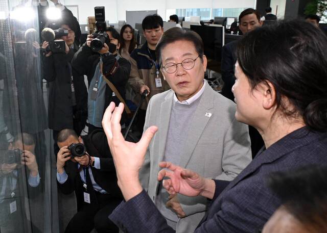 이재명 더불어민주당 대선 예비후보가 14일 서울 강남구 퓨리오사 에이아이(AI)에서 백준호 대표의 설명을 듣고 있다. 사진공동취재