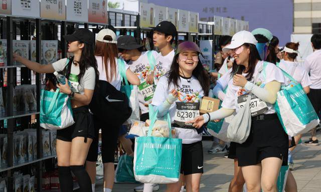 2024년 6월 9일 서울 송파구 올림픽공원에서 열린 배달의 민족 2024 장보기 오픈런에서 참가자들이 물건을 고르고 있다. 뉴시스