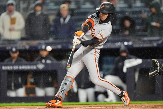 이정후가 12일(한국시간) 뉴욕 양키스전 1회초에 올 시즌 첫 홈런을 때리고 있다. 뉴욕=AP 뉴시스