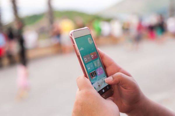 영국의 호르몬 전문 병원 의사가 데이트 앱 사용이 도파민 중독을 유발해 사용자가 스트레스나 우울감을 느낄 수 있다고 밝혔다./사진=클립아트코리아