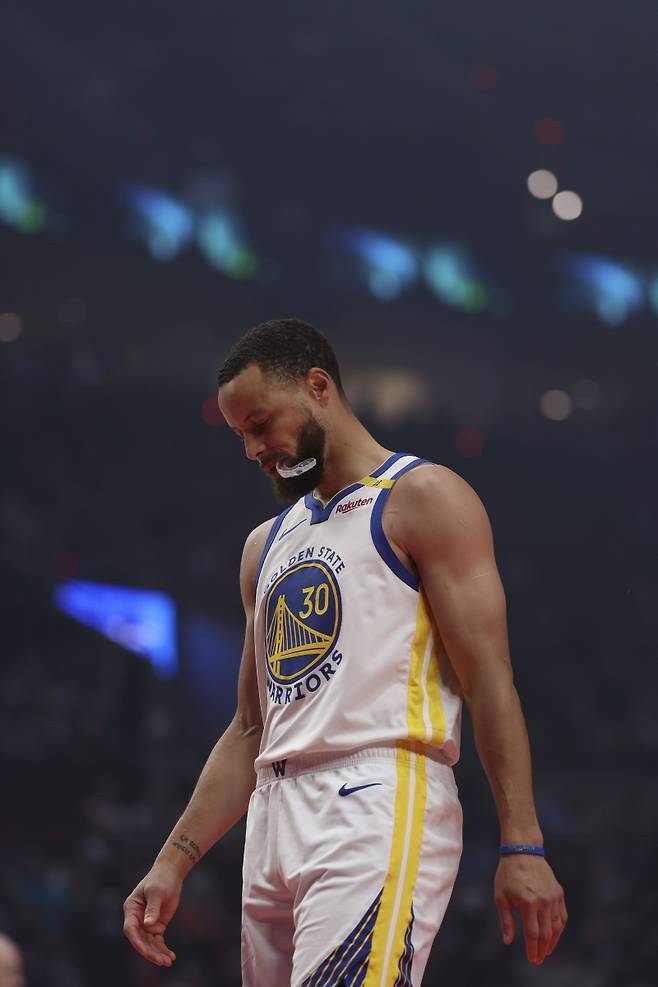 <yonhap photo-3301="">지난 12일 포틀랜드와의 경기에 나선 골든스테이트 커리의 모습. AP=연합뉴스</yonhap>