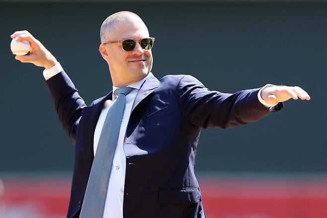 <yonhap photo-3030="">14일(한국시간) 디트로이트전에 앞서 시구하는 조 마우어. [AFP=연합뉴스]</yonhap>