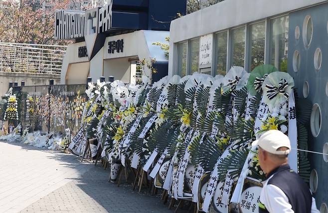 <yonhap photo-4181="">(창원=연합뉴스) 김동민 기자 = 11일 오전 경남 창원시 마산회원구 창원NC파크 3루 내야 출입구 방향에 근조화환이 놓여있다. 경찰은 최근 야구장에서 발생한 구조물 추락 사고와 관련해 이날 창원NC파크와 창원시, 창원시설공단 등을 압수수색 중이다. 현재 창원NC파크는 안전상의 이유로 외부인 출입이 제한된 상태다. 2025.4.11 image@yna.co.kr/2025-04-11 12:10:26/ <저작권자 ⓒ 1980-2025 ㈜연합뉴스. 무단 전재 재배포 금지, AI 학습 및 활용 금지></yonhap>