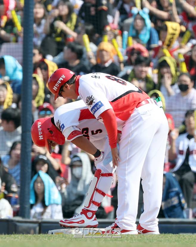 22일 오후 광주 기아챔피언스필드에서 열린 2025 프로야구 NC와 KIA 의 개막경기. KIA 김도영이 3회 좌전안타를 날린 후 햄스트링 부상으로 교체되고 있다 광주=정시종 기자 /2025.03.22.