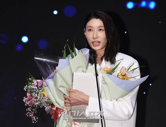 2024-2025 V리그 시상식이 14일 오후 서울 서대문구 스위스그랜드호텔 컨벤션홀에서 열렸다. 여자부 정규리그 MVP를 수상한 흥국생명 김연경이 수상소감을 말하고 있다. 김민규 기자 mgkim1@edaily.co.kr /2025.04.14/