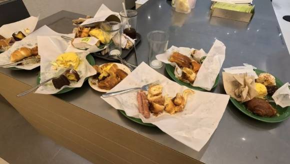 '오픈런'이 필요할 정도로 인기를 끌고 있는 유명 빵집의 '빵 뷔페'에서 손님들이 먹다 남기는 빵이 수두룩한 것으로 나타나 누리꾼들이 눈살을 찌푸리고 있다. 사진은 빵 뷔페 퇴식구에 남겨진 빵들. [사진=유튜브 '독거또랭이']