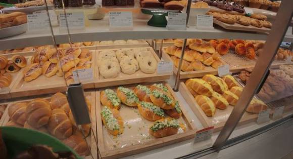 '오픈런'이 필요할 정도로 인기를 끌고 있는 유명 빵집의 '빵 뷔페'에서 손님들이 먹다 남기는 빵이 수두룩한 것으로 나타나 누리꾼들이 눈살을 찌푸리고 있다. 사진은 빵 뷔페 메뉴. [사진=유튜브 '영원한 깐부']