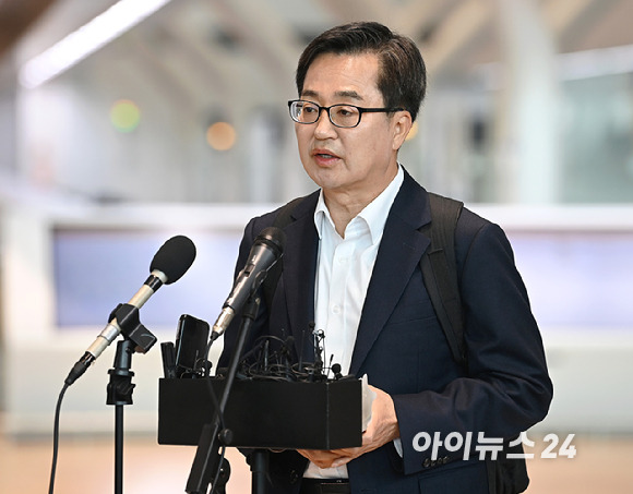 김동연 경기도지사가 지난 9일 오전 인천공항 2터미널에서 제21대 대통령선거 출마 선언을 하고 있다. [사진=곽영래 기자]