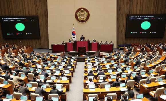 지난해 12월 26일 열린 국회 본회의에서 인공지능 발전과 신뢰 기반 조성 등에 관한 기본법안(AI기본법)이 통과되고 있다. [사진=연합뉴스]