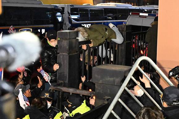 서울 마포구 서울서부지법에서 윤 대통령 지지자들이 법원 담장을 넘으려 시도하고 있다. 2025.1.19 [사진=연합뉴스]