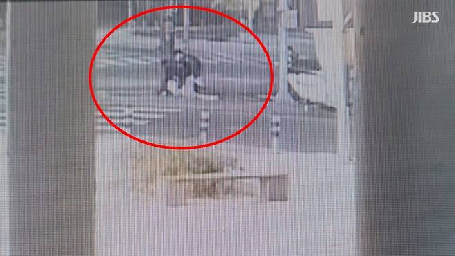 지난 9일 밤 제주시 노형동의 한 사거리에서 킥보드로 경찰관을 들이받는 사고를 내고 도주하다 붙잡힌 10대 중학생 A 군