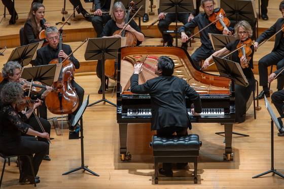 지난 7일 유럽 챔버 오케스트라 공연에서 김선욱은 지휘 와 연주를 병행했다. [사진 빈체로]