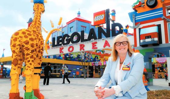 영국 멀린 엔터테인먼트 CEO 피오나 이스트우드(Fiona Eastwood)가 지난 10일 전 세계 레고랜드 최초로 선보인 신규 어트랙션 ‘스핀짓주 마스터’의 그랜드 오프닝 세리머니가 열린 레고랜드 코리아 리조트를 찾은 모습. [사진 레고랜드 코리아 리조트]