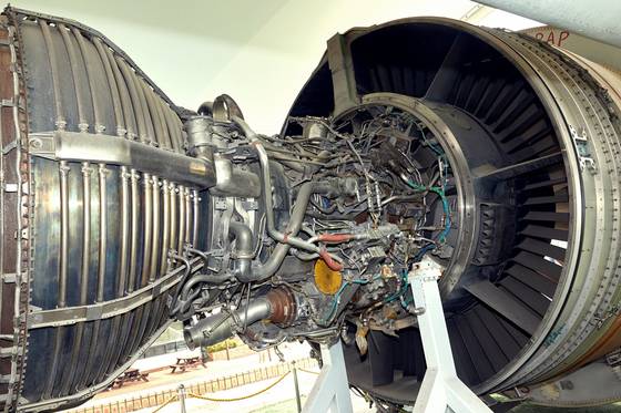 여객기용 비행기에 주로 사용하는 터보팬 엔진은 터보제트 엔진에 팬을 붙인 형태다. 사진은 터보제트 엔진.