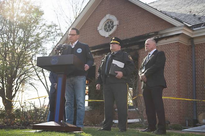 조쉬 샤피로 펜실베이니아 주지사가 13일(현지시간) 펜실베이니아주 해리스버그에서 발생한 방화 화재와 관련해 관저 밖에서 기자회견을 열고 있다. AFP=연합뉴스