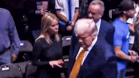 트럼프 대통령이 로버트 F. 케네디 주니어 보건복지부 장관의 배우자이자 영화배우인 셰릴 하인스의 악수 요청을 무시한 모습이 담긴 영상이 사회관계망서비스(SNS)에서 확산하고 있다. X 캡처