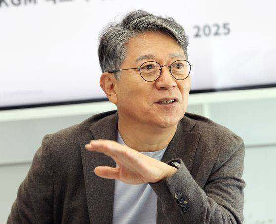 지난 11일 서울 강남구 KG모빌리티 익스피리언스 센터에서 곽재선 KG모빌리티 회장이 취재진과 인터뷰하는 모습. 사진 KG모빌리티