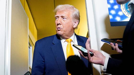 도널드 트럼프 미국 대통령이 13일(현지시간) 미국 플로리다주 웨스트팜비치로 향하는 에어포스원 기내에서 언론과 대화하고 있다. 로이터=연합뉴스