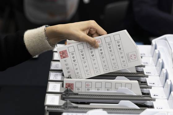 10일 경기도 과천시 중앙선관위에서 대선 ‘투·개표 절차 시연회’가 열렸다. 김종호 기자