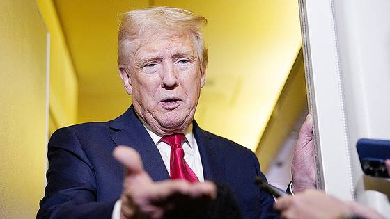 도널드 트럼프 미국 대통령이 13일(현지시간) 기자들의 질문에 답변하고 있다. 로이터=연합뉴스