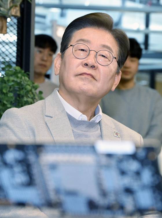 이재명 전 더불어민주당 대표가 14일 서울 신사동 퓨리오사AI에서 백준호 퓨리오사AI 대표의 기술 소개를 듣고 있다. 국회사진기자단