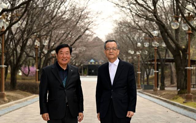 ▲ 한국산림녹화 기록물 유네스코 등재 주역인 안중걸(왼쪽)·박규원 등재 추진위원.  김정호