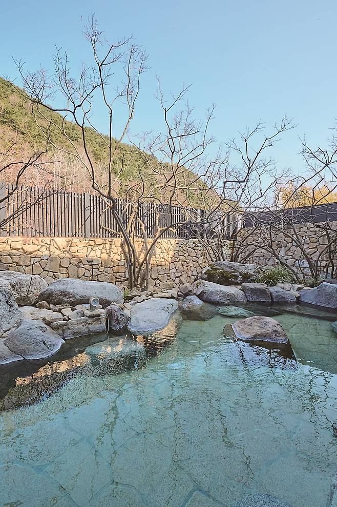 유원재의 메인 공간, 노천탕. 사계절 변화하는 자연을 온천욕과 함께 만끽할 수 있다. 사진=도진영