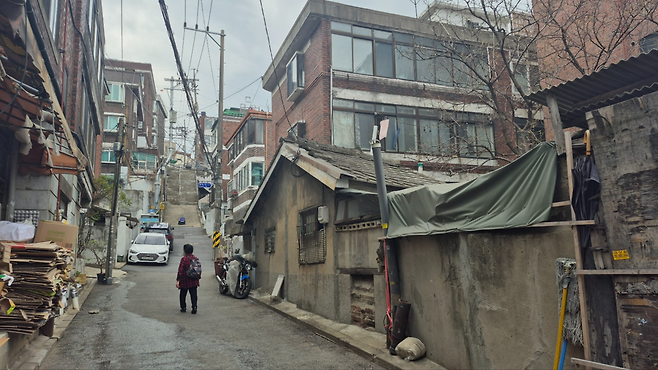 서울 마포구 아현동 아현1구역 다가구 주택 골목으로 13일 한 주민이 걸어가고 있다. 류인하 기자